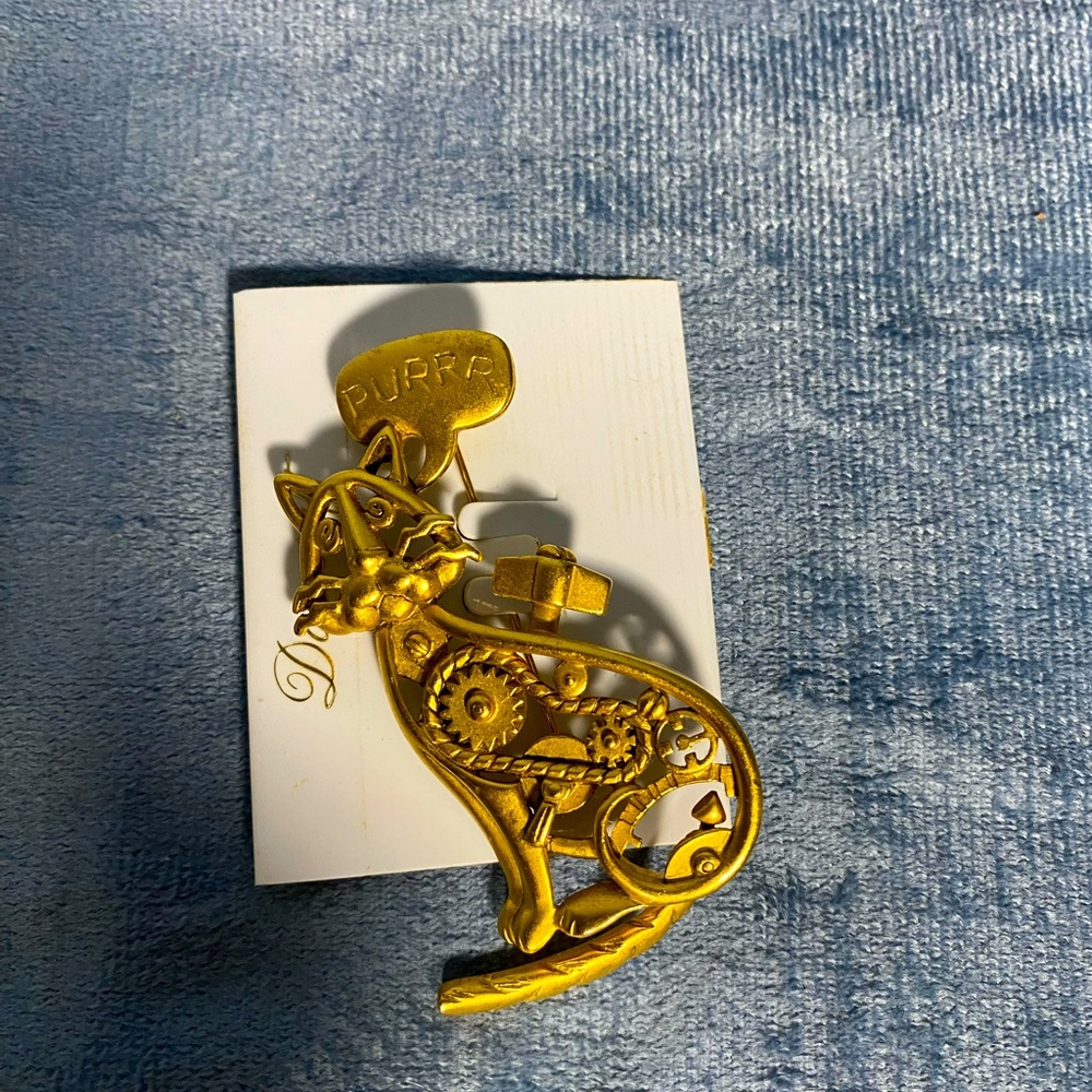 Vintage Danecraft Purrr Cat Wind Up Gear Matte Gold Tone Brooch Pin
